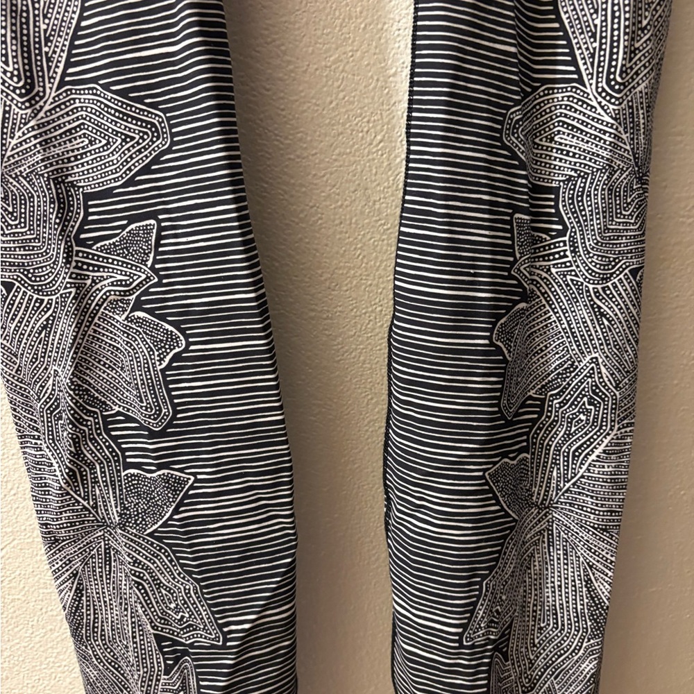 lululemon athletica size 6 black and white Abstract  Leggings - Picture 5 of 10